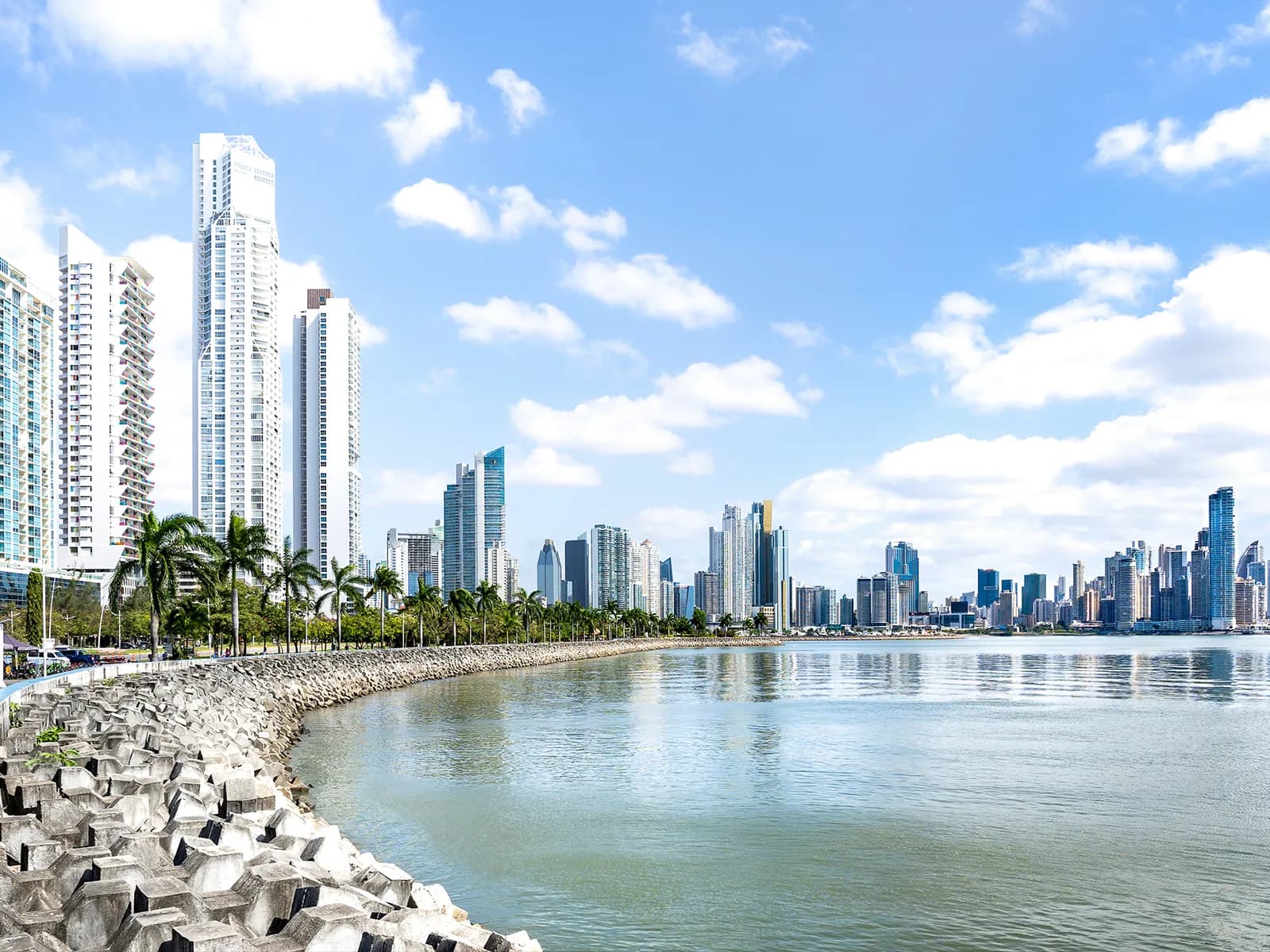 Vista aérea de ciudad costera en Panamá